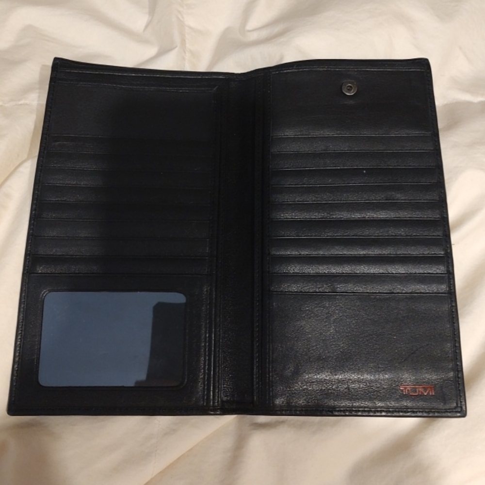 Tumi Black Key & Card Holder with Leather Finish